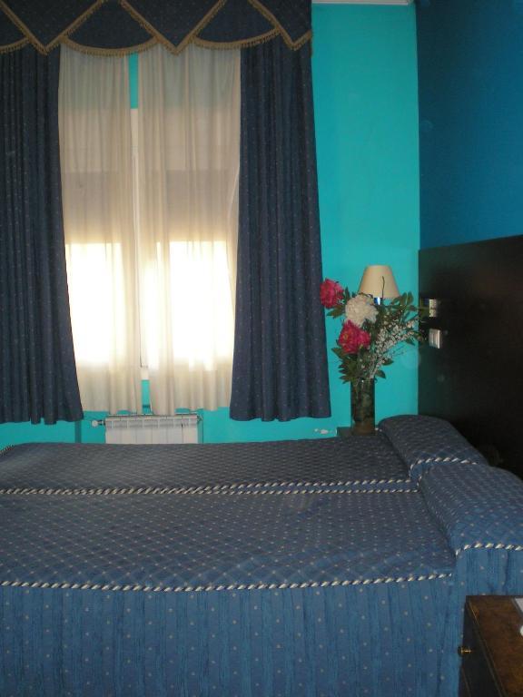 Auto Check In Hotel Las Nieves Jaca Zimmer foto