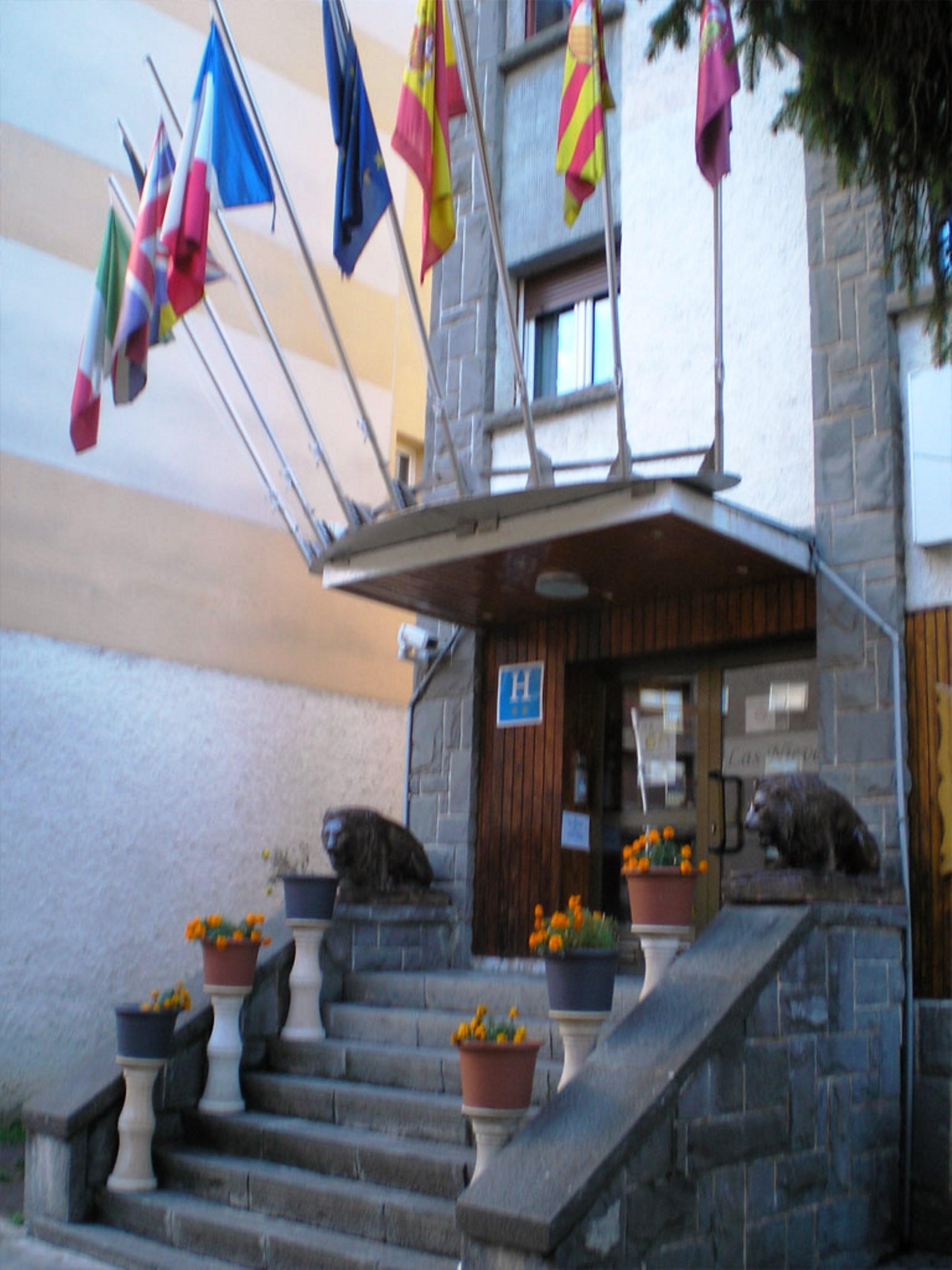 Auto Check In Hotel Las Nieves Jaca Exterior foto