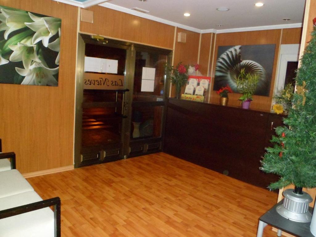 Auto Check In Hotel Las Nieves Jaca Zimmer foto